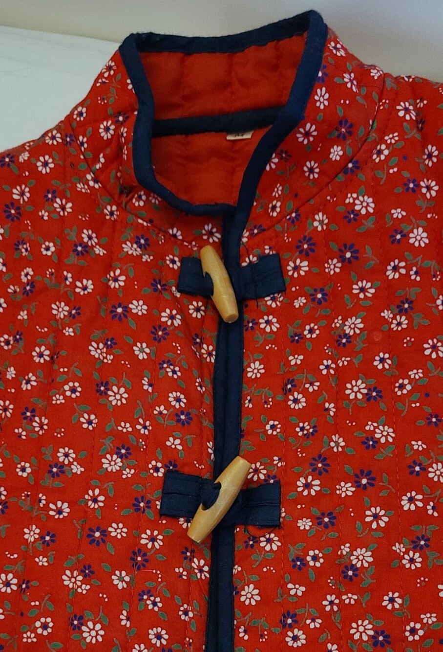 70's Quilted Red Floral Toggle Jacket with Navy Trim - Picture 3 of 4